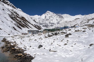 GOKYO, NEPAL - CIRCA ECTOBER 2013: Cho Oyu ve Gokyo köyünün manzarası Ekim 2013 dolaylarında Gokyo 'da.