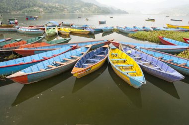 POKHARA, NEPAL - CIRCA NOVEMBER 2013: Kasım 2013 sıralarında Pokhara 'da göl manzarası.