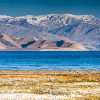 Tacikistan, Pamir 'deki Karakul gölünün güzel manzarası