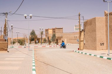 HASSILAED, MOROCCO - CIRCA EPTEMBER 2014: Merzouga yakınlarındaki Hassilabied köyünün manzarası, Erg Chebbi kum tepeleri Eylül 2014 'te Hassilabied' de.