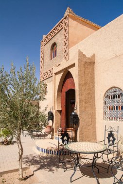 HASSILAED, MOROCCO - CIRCA EPTEMBER 2014: Merzouga yakınlarındaki Hassilabied köyünün manzarası, Erg Chebbi kum tepeleri Eylül 2014 'te Hassilabied' de.