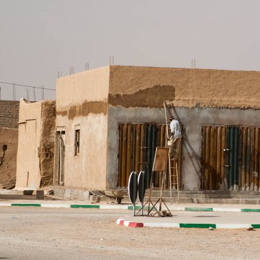 HASSILAED, MOROCCO - CIRCA EPTEMBER 2014: Merzouga yakınlarındaki Hassilabied köyünün manzarası, Erg Chebbi kum tepeleri Eylül 2014 'te Hassilabied' de.
