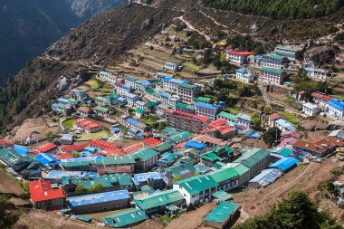 NAMCHE BAZAAR, NEPAL - CIRCA ECTOBER 2013: Namche Bazaar 'ın Ekim 2013' te Namche Bazaar 'daki görüntüsü.