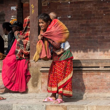 KATHMANDU, NEPAL - CIRCA Kasım 2013: Nepalli çocuklu anne yaklaşık Kasım 2013 'te Katmandu' da.