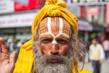 KATHMANDU, NEPAL - CIRCA Kasım 2013 'te Katmandu sokaklarında Sadhu.