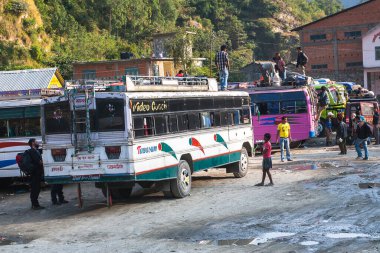BENI, NEPAL - CIRCA NOVEMBER 2013: Beni 'deki otobüs durağı Kasım 2013 dolaylarında Beni' de.