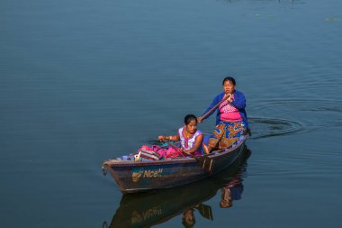 POKHARA, NEPAL - CIRCA NOVEMBER 2013: Kasım 2013 sıralarında Pokhara 'da göl manzarası.