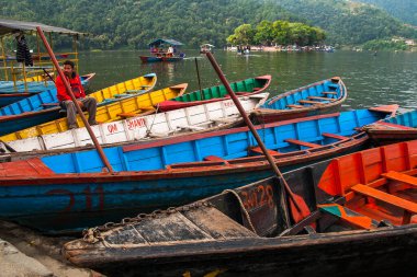 POKHARA, NEPAL - CIRCA NOVEMBER 2013: Kasım 2013 sıralarında Pokhara 'da göl manzarası.