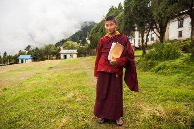 JUNBESI, NEPAL - CIRCA ECTOBER 2013: Ekim 2013 'te Junbesi' de manastıra giden keşişler.
