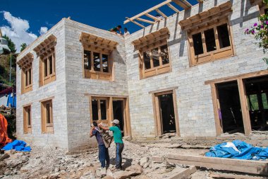 KHARIKHOLA, NEPAL - CIRCA ECTOBER 2013: Ekim 2013 'te Kharikhola' da Nepali stilinde bir ev inşa etmek.