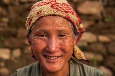 BUPSA, NEPAL - CIRCA ECTOBER 2013: Nepalli kadın Ekim 2013 'te Bupsa' da.