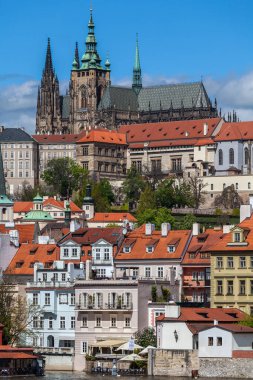 PRAG, CZECH REPUBLIC - CIRCA MAYIS 2017: Prag tarihi merkezi ile Prag kalesi Mayıs 2017.