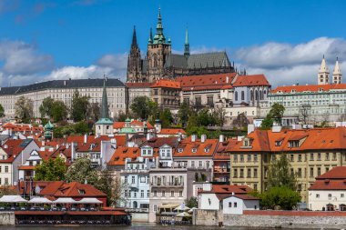 PRAG, CZECH REPUBLIC - CIRCA MAYIS 2017: Prag tarihi merkezi ile Prag kalesi Mayıs 2017.