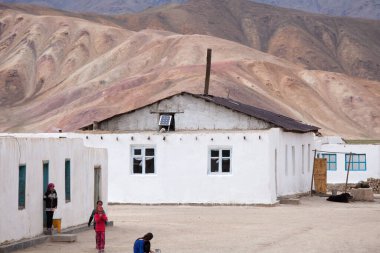 BULUNKUL, TAJIKISTAN - CIRCA HAZİRAN 2017: Tacikistan 'ın Bulunkul köyünün güzel manzarası, 2017 Haziran ayı civarında Bulunkul' da.