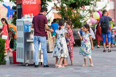 DUSHANBE, TAJIKISTAN - CIRCA HAZİRAN 2017: Dushanbe sakinleri Haziran 2017 civarında Dushanbe 'de şehrin sokaklarında.