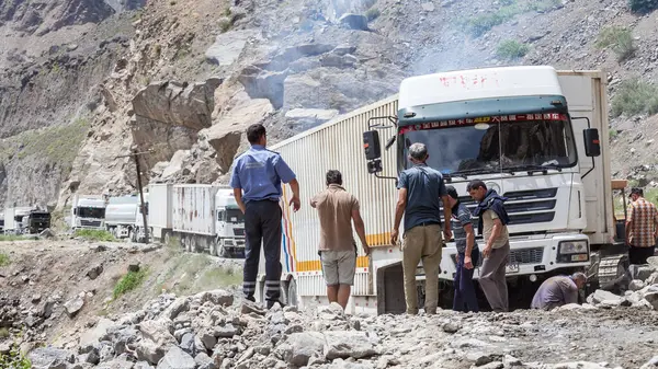 KHOROG, TAJIKISTAN - CIRCA HAZİRAN 2017: Khorog 'dan Dushanbe' ye giden yol Haziran 2017 civarında Khorog 'da.