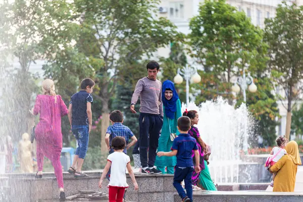 DUSHANBE, TAJIKISTAN - CIRCA HAZİRAN 2017: Dushanbe sakinleri Haziran 2017 civarında Dushanbe 'de şehrin sokaklarında.