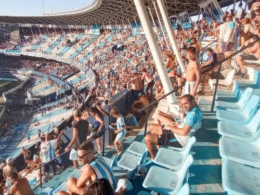 BUENOS AIRES, ARGENTINA - CIRCA MARCH 2023: Buenos Aires 'teki Racing Club de Avellaneda Stadyumu hayranları..