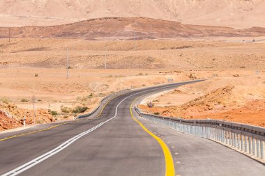 İsrail 'deki Negev Çölü' nden geçen yol manzarası.