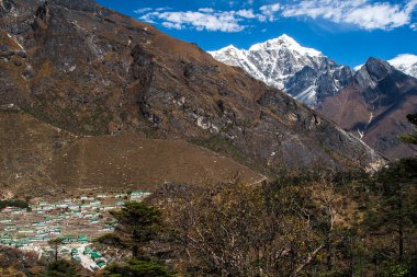 KHUMJUNG, NEPAL - CIRCA ECTOBER 2013: Himalayalar 'daki Khumjung köyünün manzarası Ekim 2013' te Khumjung.