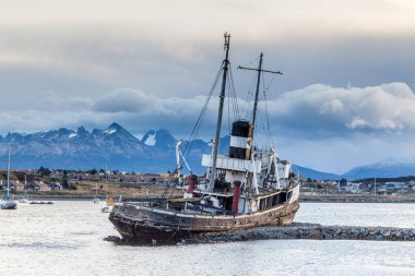 USHUAIA, ARGENTINA - CIRCA FEBRUARY 2023: Ushuaia şehrinde Şubat 2023 sularında gemi enkazı.