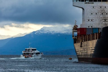 USHUAIA, ARGENTINA - CIRCA FEBRUARY 2023: Ushuaia 'daki Beagle Channel' ın görüntüsü Şubat 2023 sularında Ushuaia 'da.