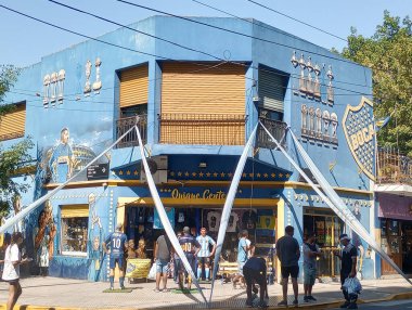 BUENOS AIRES, ARGENTINA - CIRCA MARCH 2023: Buenos Aires 'in hareketli caddeleri, Arjantin' in başkenti, Mart 2023 Buenos Aires.