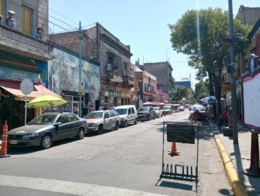 BUENOS AIRES, ARGENTINA - CIRCA MARCH 2023: Buenos Aires 'in hareketli caddeleri, Arjantin' in başkenti, Mart 2023 Buenos Aires.
