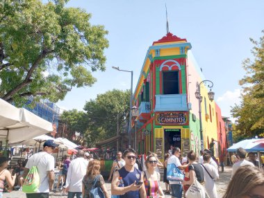 BUENOS AIRES, ARGENTINA - CIRCA MARCH 2023: Buenos Aires 'in hareketli caddeleri, Arjantin' in başkenti, Mart 2023 Buenos Aires.