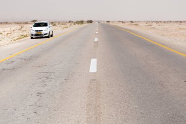 NAGEV, ISRAEL - CIRCA MAYIS 2018: Nagev Çölü boyunca yol manzarası Mayıs 2018.