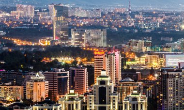 ALMATY, KAZAKHSTAN - CIRCA HAZİRAN 2017: Kazakistan 'daki Almaty şehrinin bir panoraması Haziran 2017' de Almaty 'de.