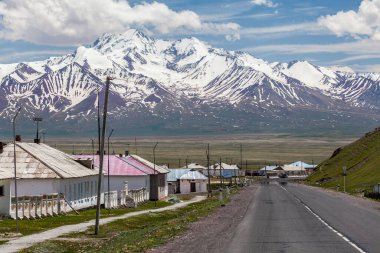 SARY-TASH, KYRGYZSTAN - CIRCA HAZİRAN 2017: Sary-Tash 'a bir köy ve Osh Bölgesi Alay Vadisi' ndeki büyük kavşak noktası, Kırgızistan yaklaşık Haziran 2017, Sary-Tash.
