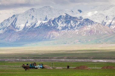 SARY-MOGUL, KYRGYZSTAN - CIRCA HAZİRAN 2017: Sary-Mogul 'a bakınız Güney Kırgızistan' da Alay Vadisi 'nin kuzey tarafında yaklaşık 3000 kişilik bir köy Haziran 2017' de Sary-Mogul 'da.