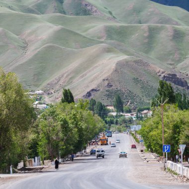 NARYN, KYRGYZSTAN - CIRCA HAZİRAN 2017: Naryn 'de Haziran 2017 sıralarında sokaklar ve şehir manzarası.