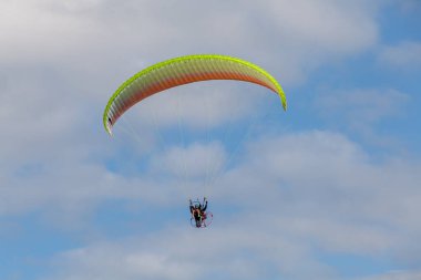 Trzesacz, Polonya 'da, Ağustos 2021 sıralarında Trzesacz' da ekstrem sporlar yapan bir paraglider manzarası.