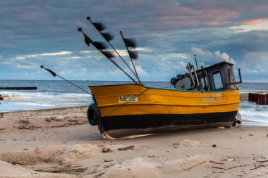  Niechorz sahilinde bir balıkçı teknesi.