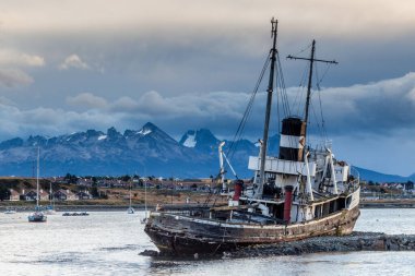 USHUAIA, ARGENTINA - CIRCA FEBRUARY 2023: Ushuaia şehrinde Şubat 2023 sularında gemi enkazı.