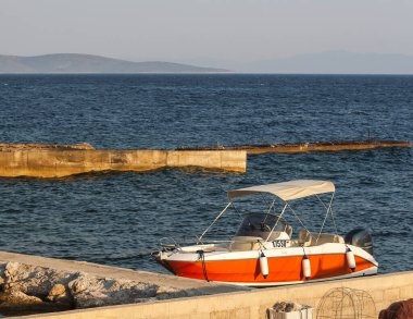 Eylül 2016 'da Hvar adasındaki Sveta Nedilja köyündeki limanda motorlu tekne..