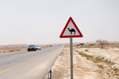NAGEV, ISRAEL - CIRCA MAYIS 2018: Nagev Çölü boyunca yol manzarası Mayıs 2018.