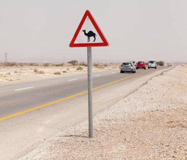 NAGEV, ISRAEL - CIRCA MAYIS 2018: Nagev Çölü boyunca yol manzarası Mayıs 2018.