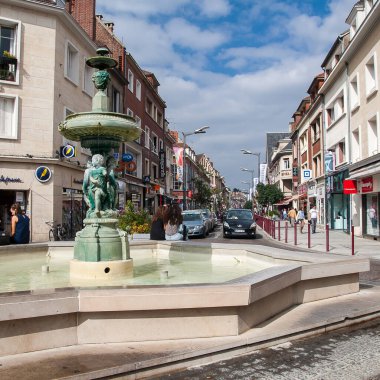 BeaUVAIS, FRANCE - CIRCA EPTEMBER 2014: Beauvai şehrinin sokaklarından biri