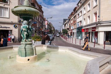 BeaUVAIS, FRANCE - CIRCA EPTEMBER 2014: Beauvai şehrinin sokaklarından biri