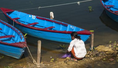 POKHARA, NEPAL - CIRCA NOVEMBER 2013: Kasım 2013 sıralarında Pokhara 'da göl manzarası.