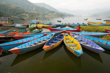 POKHARA, NEPAL - CIRCA NOVEMBER 2013: Kasım 2013 sıralarında Pokhara 'da göl manzarası.