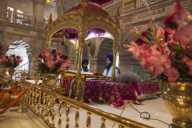 DELHI, INDIA - CIRCA NOVEMBER 2013: Gurudwara Bangla Sahib w Delhi dolaylarında Kasım 2013.