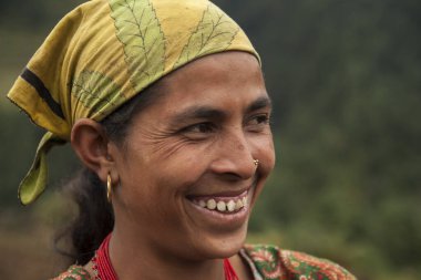 JUNBESI, NEPAL - CIRCA ECTOBER 2013: Nepalli kadın Ekim 2013 'te Junbesi' de.