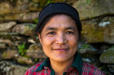 KHARKIKHOLA, NEPAL - CIRCA ECTOBER 2013: Nepalli kadın Ekim 2013 'te Kharikhola' da.