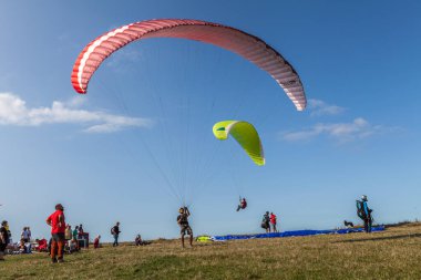 Trzesacz, Polonya 'da, Ağustos 2021 sıralarında Trzesacz' da ekstrem sporlar yapan bir paraglider manzarası.