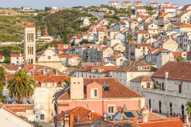 Hırvatistan 'ın Hvar adasındaki Hvar kasabasının güzel manzarası Eylül 2016' da Hvar 'da.