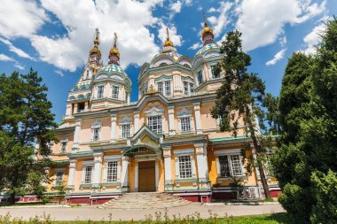 ALMATY, KAZAKHSTAN - CIRCA JUNE 2017: Zenkov Katedrali olarak da bilinen Yükseliş Katedrali, Almaty 'deki Panfilov Parkı' nda Haziran 2017 civarında yer alan bir Rus Ortodoks katedrali..